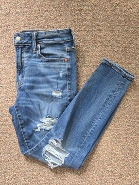 NWOT American Eagle High-Rise Distressed Jegging